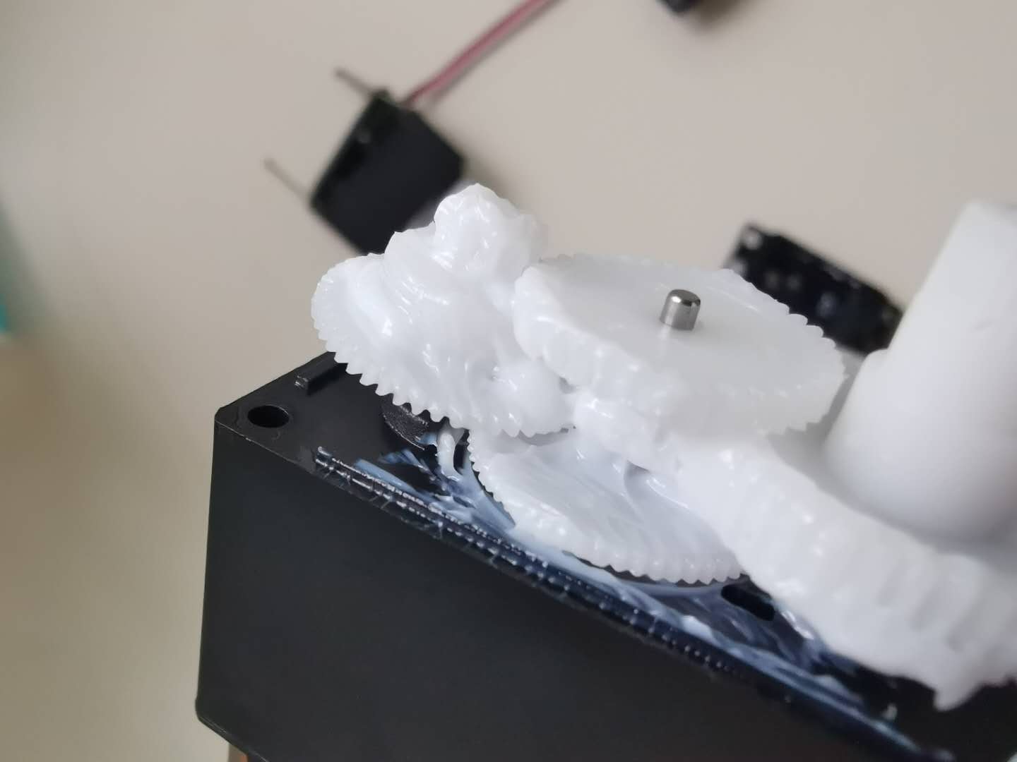 選擇塑膠齒輪潤滑脂應考慮哪些因素呢？